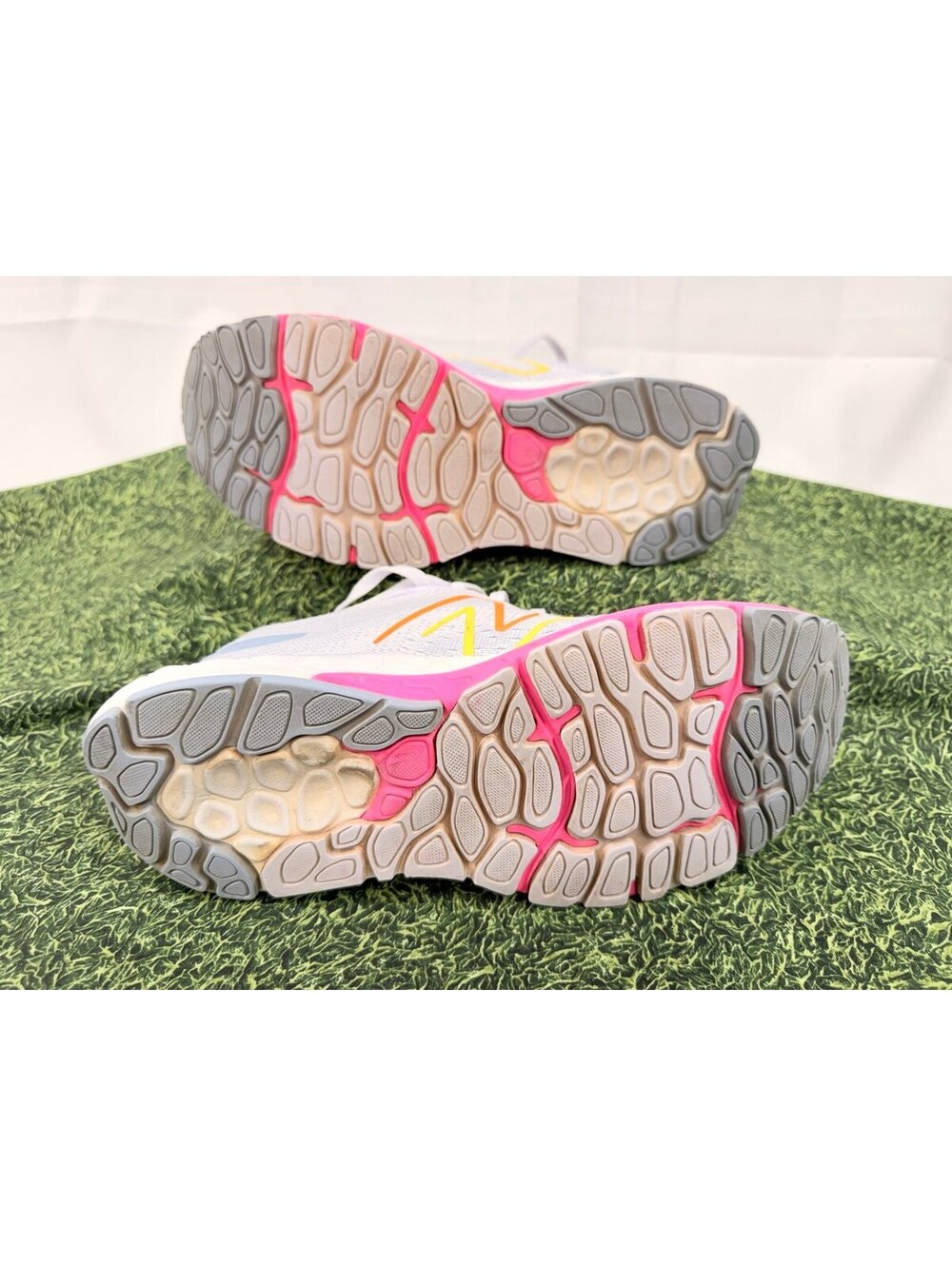 New Balance Fresh Foam 880v12 Sneakers - Womens US 8 - Grey/Pink Shoes Preloved - Picture 9 of 9